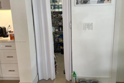 Casa en venta en North Miami, Florida, 4 dormitorios № 1993891 - foto 26