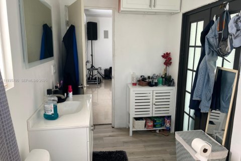 Casa en venta en North Miami, Florida, 4 dormitorios № 1993891 - foto 25