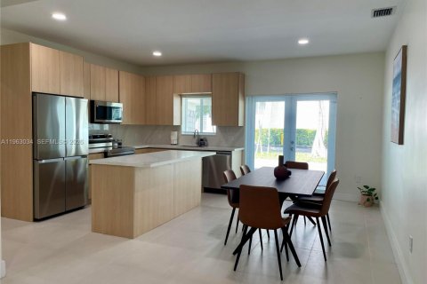 Townhouse in Coral Gables, Florida 3 bedrooms, 289.76 sq.m. № 2023869 - photo 4