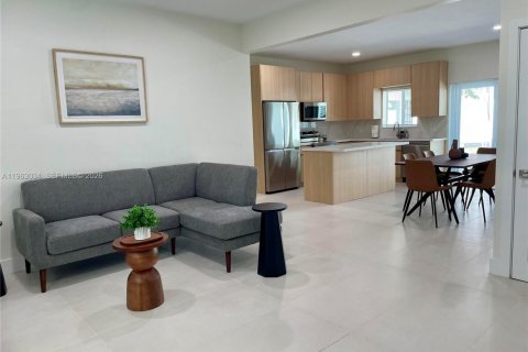 Townhouse in Coral Gables, Florida 3 bedrooms, 289.76 sq.m. № 2023869 - photo 2