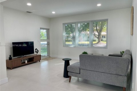 Townhouse in Coral Gables, Florida 3 bedrooms, 289.76 sq.m. № 2023869 - photo 13