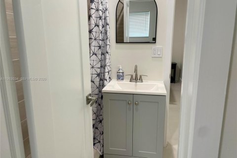 Townhouse in Coral Gables, Florida 3 bedrooms, 289.76 sq.m. № 2023869 - photo 11