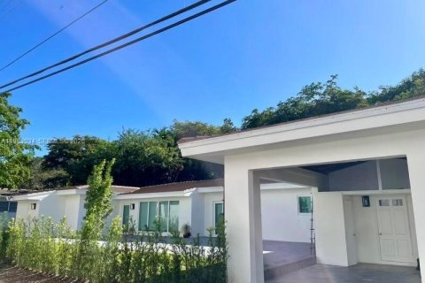 Townhouse in Coral Gables, Florida 3 bedrooms, 289.76 sq.m. № 2023869 - photo 15