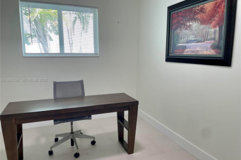 Townhouse in Coral Gables, Florida 3 bedrooms, 289.76 sq.m. № 2023869 - photo 12