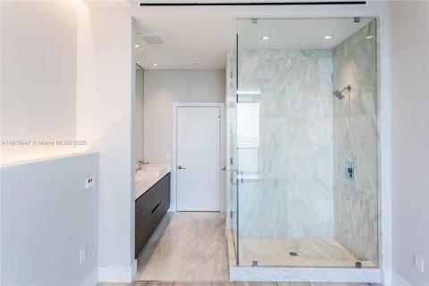 Condo in Miami, Florida, 5 bedrooms  № 1934291 - photo 22