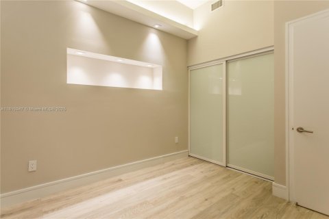 Condo in Miami, Florida, 5 bedrooms  № 1934291 - photo 24