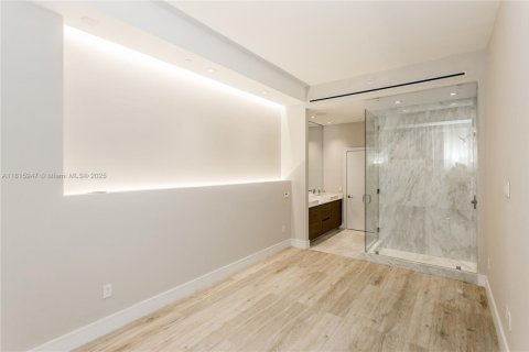 Condo in Miami, Florida, 5 bedrooms  № 1934291 - photo 21