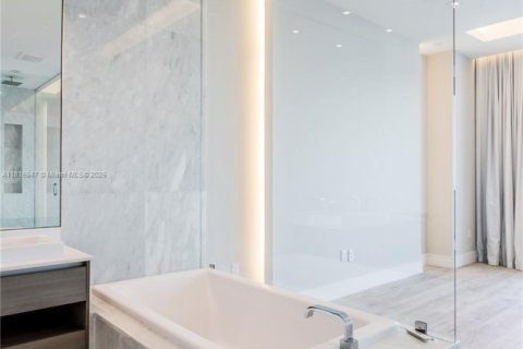 Condo in Miami, Florida, 5 bedrooms  № 1934291 - photo 13