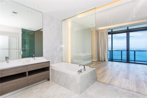 Condo in Miami, Florida, 5 bedrooms  № 1934291 - photo 11