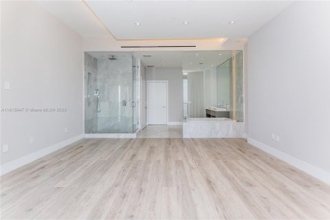 Condo in Miami, Florida, 5 bedrooms  № 1934291 - photo 16