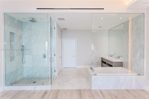 Condo in Miami, Florida, 5 bedrooms  № 1934291 - photo 12