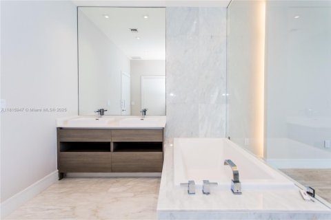 Condo in Miami, Florida, 5 bedrooms  № 1934291 - photo 15
