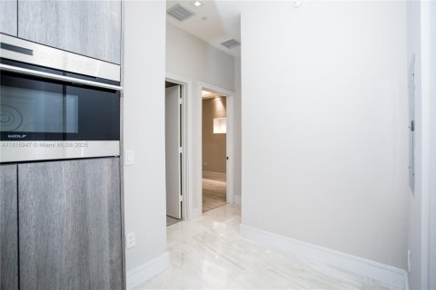 Condo in Miami, Florida, 5 bedrooms  № 1934291 - photo 8