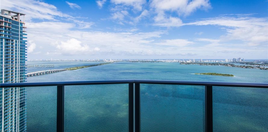Condo in Miami, Florida, 5 bedrooms № 1934291