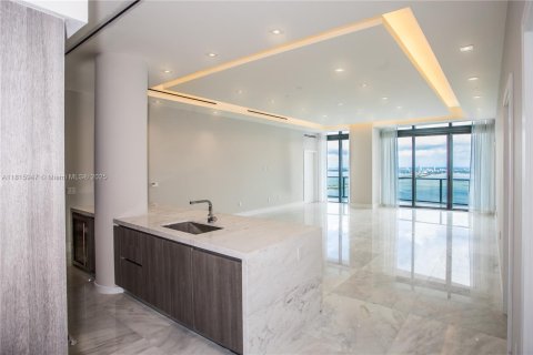 Condo in Miami, Florida, 5 bedrooms  № 1934291 - photo 2