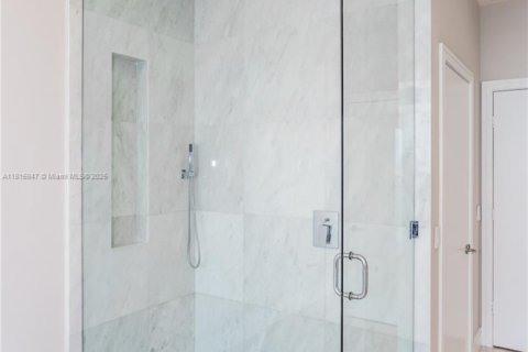 Condo in Miami, Florida, 5 bedrooms  № 1934291 - photo 14