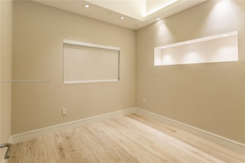 Condo in Miami, Florida, 5 bedrooms  № 1934291 - photo 23
