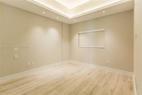 Condo in Miami, Florida, 5 bedrooms  № 1934291 - photo 25