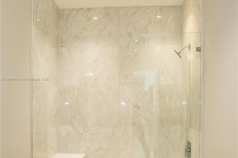 Condo in Miami, Florida, 5 bedrooms  № 1934291 - photo 30