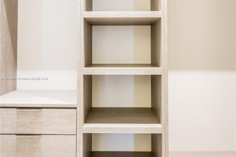 Condo in Miami, Florida, 5 bedrooms  № 1934291 - photo 19