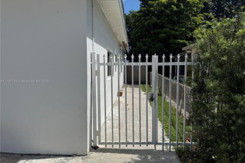 Propiedad comercial en alquiler en Miami, Florida, 186.73 m2 № 1974873 - foto 4