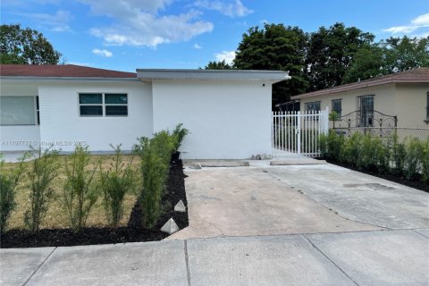 Propiedad comercial en alquiler en Miami, Florida, 186.73 m2 № 1974873 - foto 2