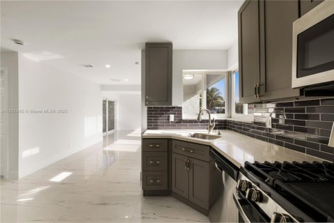 House in Hollywood, Florida 3 bedrooms, 103.31 sq.m. № 1809213 - photo 21
