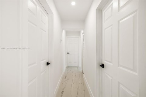 House in Hollywood, Florida 3 bedrooms, 103.31 sq.m. № 1809213 - photo 23