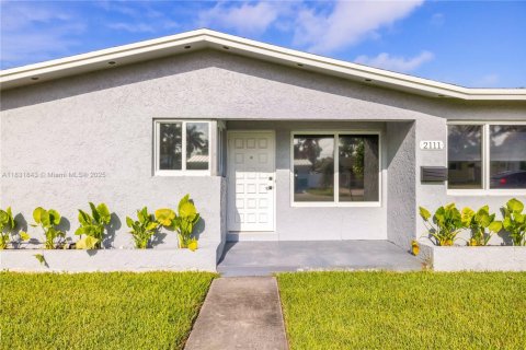 House in Hollywood, Florida 3 bedrooms, 103.31 sq.m. № 1809213 - photo 9