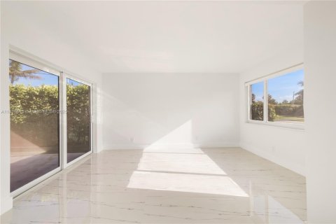 House in Hollywood, Florida 3 bedrooms, 103.31 sq.m. № 1809213 - photo 15