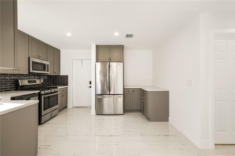 House in Hollywood, Florida 3 bedrooms, 103.31 sq.m. № 1809213 - photo 22