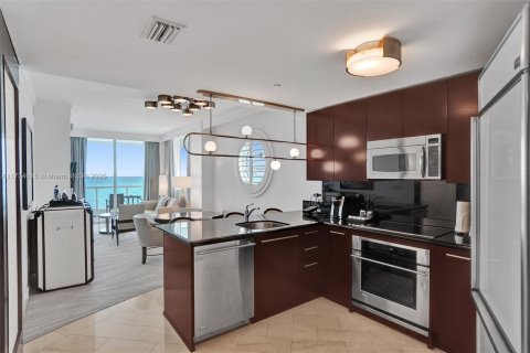 Condo in Miami Beach, Florida, 2 bedrooms № 1981727 - photo 18