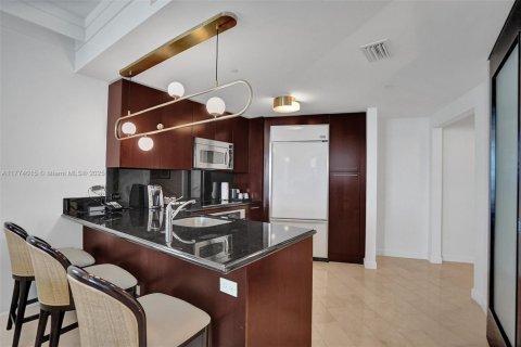 Condo in Miami Beach, Florida, 2 bedrooms № 1981727 - photo 20
