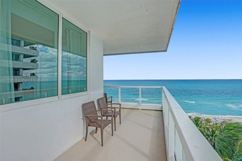 Condo in Miami Beach, Florida, 2 bedrooms № 1981727 - photo 5