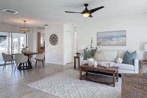 House in Bradenton, Florida 2 bedrooms, 139.54 sq.m. № 1720266 - photo 3