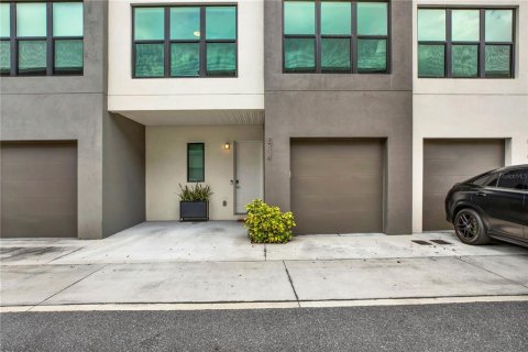 Townhouse in Tampa, Florida 4 bedrooms, 195.84 sq.m. № 1801639 - photo 3