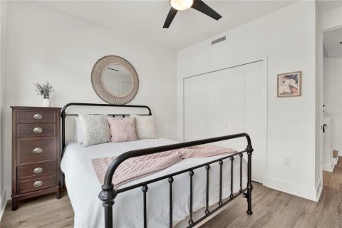 Townhouse in Tampa, Florida 4 bedrooms, 195.84 sq.m. № 1801639 - photo 13