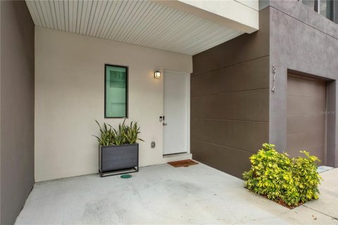 Townhouse in Tampa, Florida 4 bedrooms, 195.84 sq.m. № 1801639 - photo 4