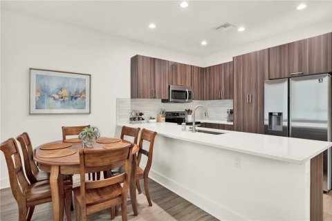 Townhouse in Tampa, Florida 4 bedrooms, 195.84 sq.m. № 1801639 - photo 7