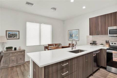 Townhouse in Tampa, Florida 4 bedrooms, 195.84 sq.m. № 1801639 - photo 8