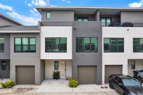 Townhouse in Tampa, Florida 4 bedrooms, 195.84 sq.m. № 1801639 - photo 1