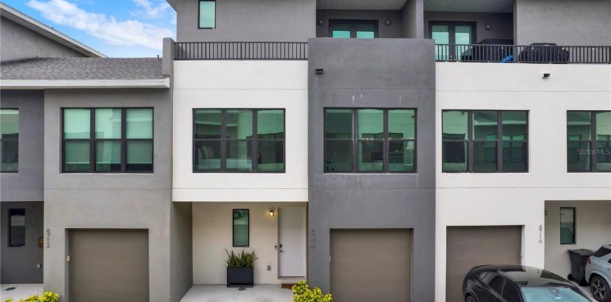 Townhouse in Tampa, Florida 4 bedrooms, 195.84 sq.m. № 1801639