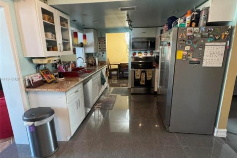 Villa ou maison à vendre à Tamarac, Floride: 2 chambres, 146.69 m2 № 1999158 - photo 6