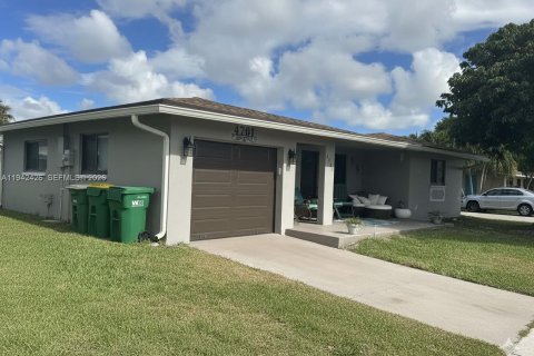 Villa ou maison à vendre à Tamarac, Floride: 2 chambres, 146.69 m2 № 1999158 - photo 3