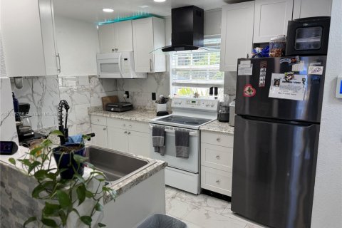 House in Lake Worth, Florida 2 bedrooms, 107.4 sq.m. № 1695668 - photo 5