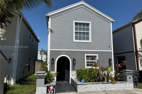 House in Lake Worth, Florida 2 bedrooms, 107.4 sq.m. № 1695668 - photo 2