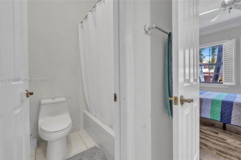 House in Weston, Florida 4 bedrooms, 280.1 sq.m. № 2042129 - photo 20