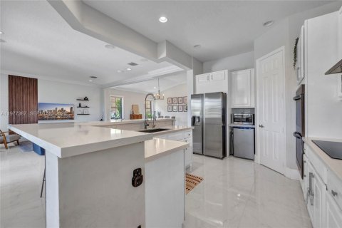 House in Weston, Florida 4 bedrooms, 280.1 sq.m. № 2042129 - photo 14