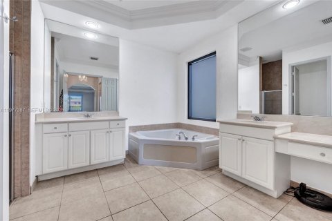 House in Weston, Florida 4 bedrooms, 280.1 sq.m. № 2042129 - photo 26