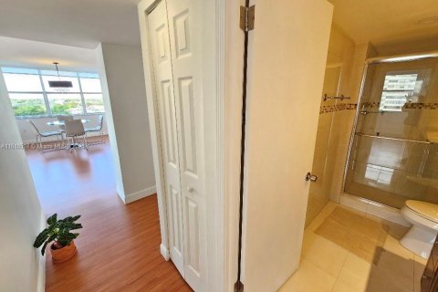 Condo in Miami, Florida, 2 bedrooms  № 1860080 - photo 17